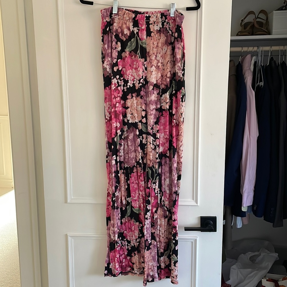 H&M floral black / pink hydrangea wide leg pants comfy